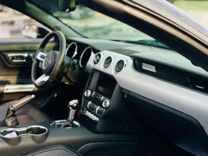 Подержанный Ford Mustang VI, 5.0 л, 2015 в Шардже от Kandy Cars Черный цвет. Американская | AUTO.AE