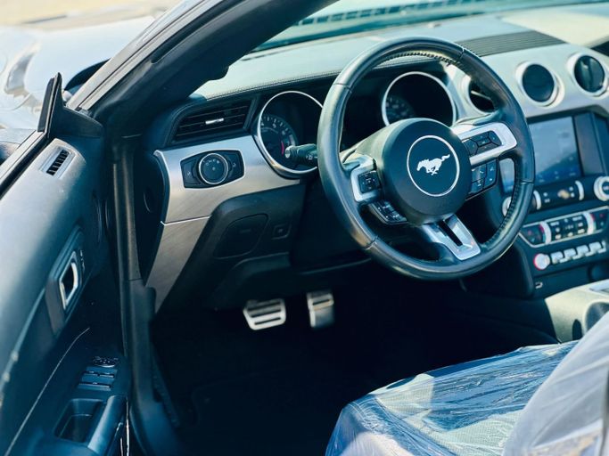 Подержанный Ford Mustang VI Рестайлинг, 2.3 л, 2022 в Шардже от Kandy Cars Серебристый цвет. Американская | AUTO.AE