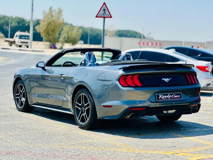 Подержанный Ford Mustang VI Рестайлинг, 2.3 л, 2022 в Шардже от Kandy Cars Серебристый цвет. Американская | AUTO.AE