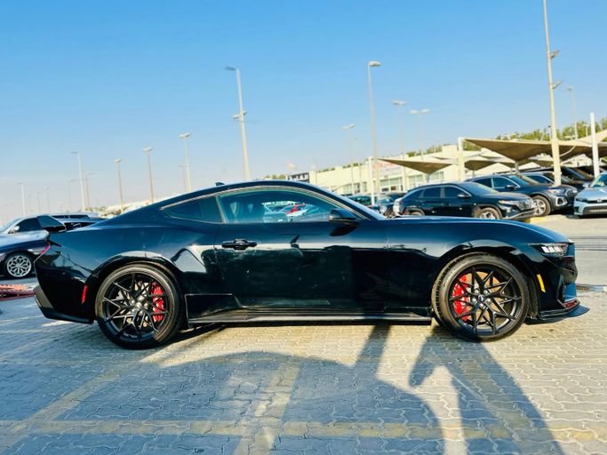 Подержанный Ford Mustang GT Performance VII, 5.0 л, 2024 в Шардже от Kandy Cars Черный цвет. Американская | AUTO.AE