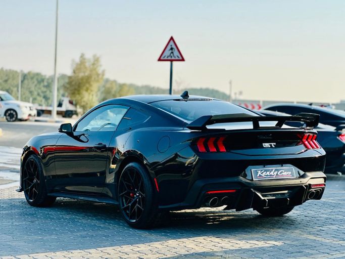 Подержанный Ford Mustang GT Performance VII, 5.0 л, 2024 в Шардже от Kandy Cars Черный цвет. Американская | AUTO.AE