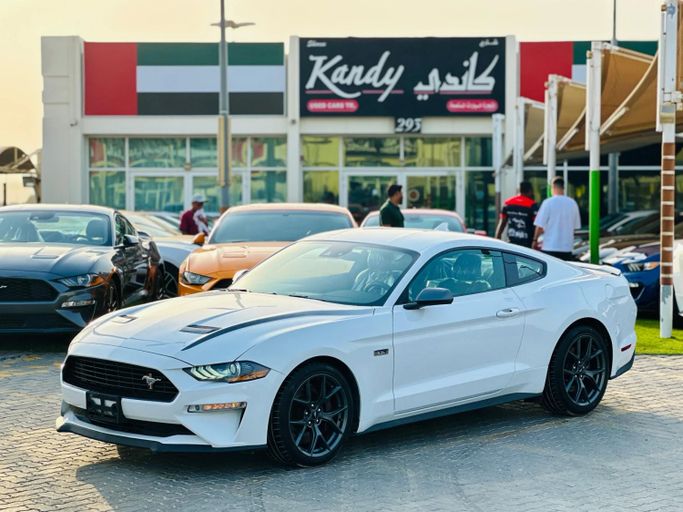 Подержанный Ford Mustang VI Рестайлинг, 2.3 л, 2021 в Шардже от Kandy Cars Белый цвет. Американская | AUTO.AE