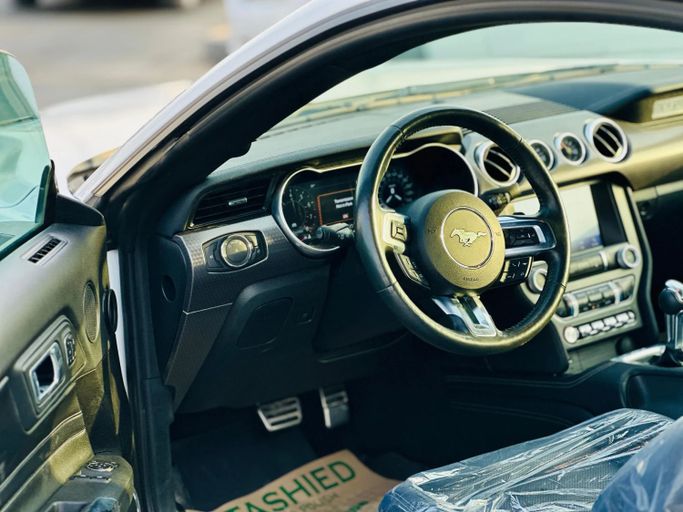 Подержанный Ford Mustang VI Рестайлинг, 2.3 л, 2021 в Шардже от Kandy Cars Белый цвет. Американская | AUTO.AE