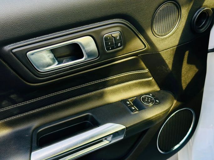 Подержанный Ford Mustang VI Рестайлинг, 2.3 л, 2021 в Шардже от Kandy Cars Белый цвет. Американская | AUTO.AE