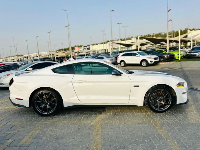 Подержанный Ford Mustang VI Рестайлинг, 2.3 л, 2021 в Шардже от Kandy Cars Белый цвет. Американская | AUTO.AE