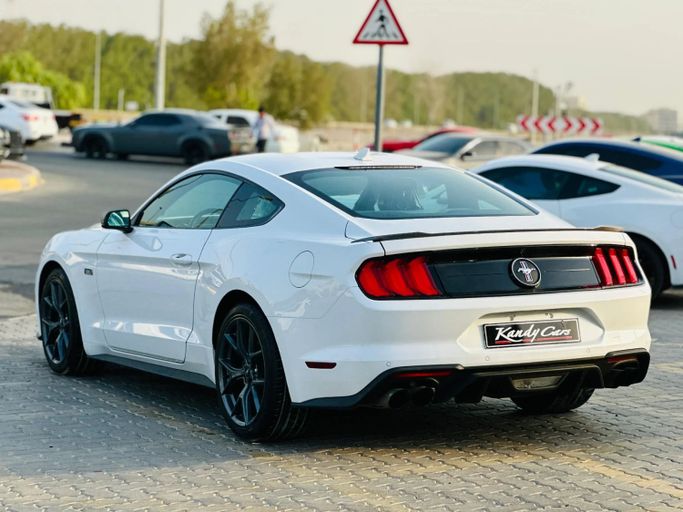 Подержанный Ford Mustang VI Рестайлинг, 2.3 л, 2021 в Шардже от Kandy Cars Белый цвет. Американская | AUTO.AE