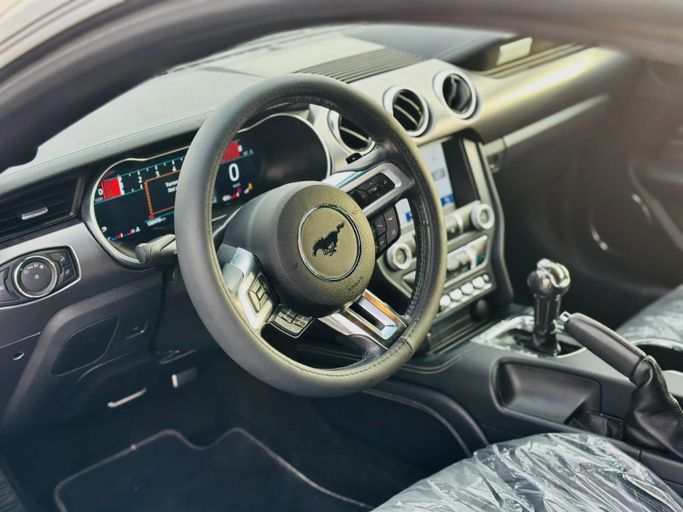 Подержанный Ford Mustang VI Рестайлинг, 2.3 л, 2019 в Шардже от Kandy Cars Серый цвет. Американская | AUTO.AE
