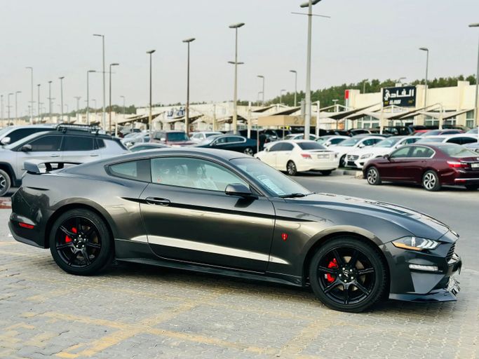 Подержанный Ford Mustang VI Рестайлинг, 2.3 л, 2019 в Шардже от Kandy Cars Серый цвет. Американская | AUTO.AE