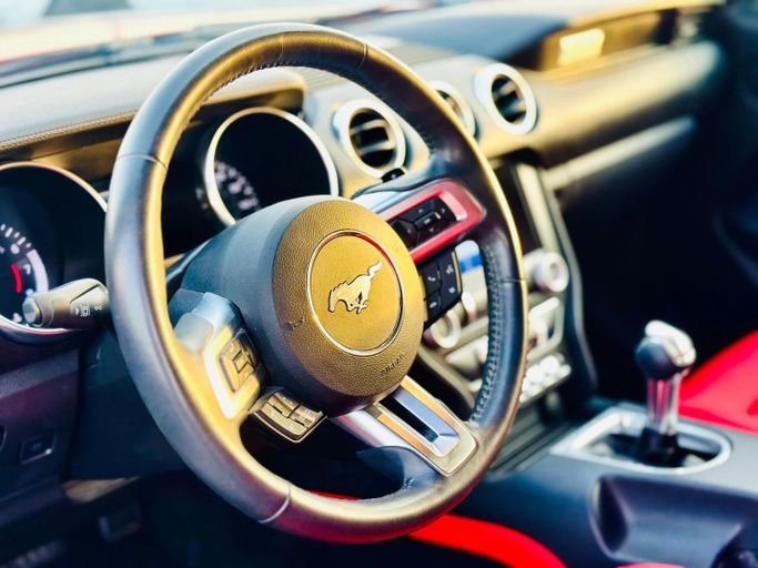Подержанный Ford Mustang VI Рестайлинг, 2.3 л, 2021 в Шардже от Kandy Cars Красный цвет. Американская | AUTO.AE