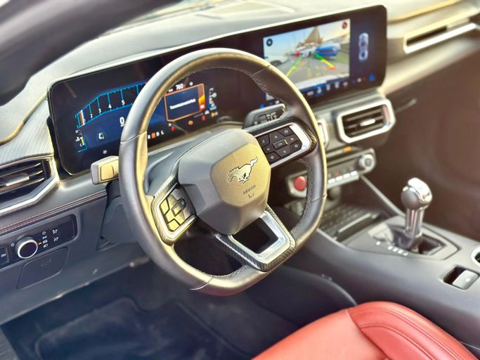 Подержанный Ford Mustang VII, 2.3 л, 2024 в Шардже от Kandy Cars Черный цвет. Американская | AUTO.AE