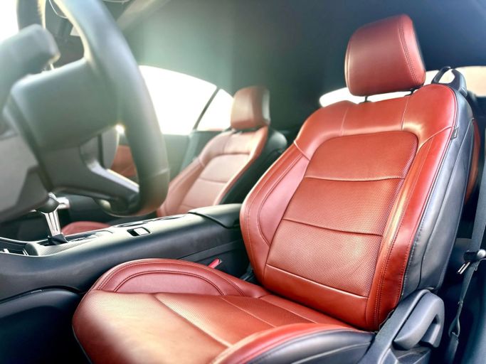Подержанный Ford Mustang VII, 2.3 л, 2024 в Шардже от Kandy Cars Черный цвет. Американская | AUTO.AE