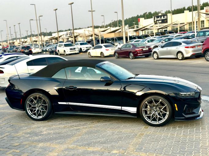 Подержанный Ford Mustang VII, 2.3 л, 2024 в Шардже от Kandy Cars Черный цвет. Американская | AUTO.AE