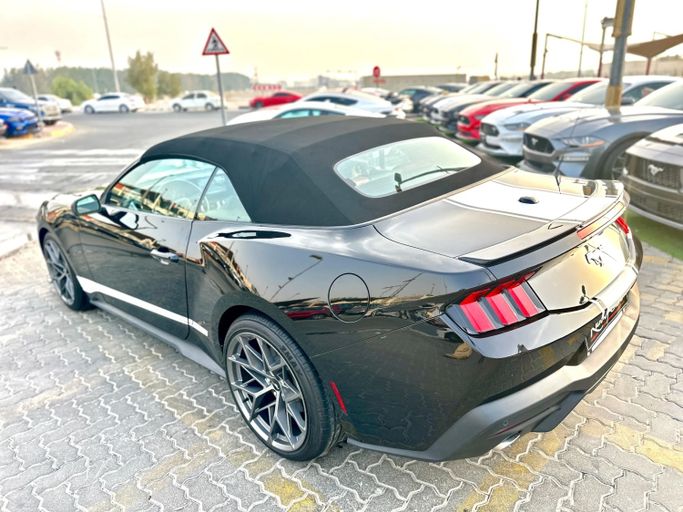 Подержанный Ford Mustang VII, 2.3 л, 2024 в Шардже от Kandy Cars Черный цвет. Американская | AUTO.AE