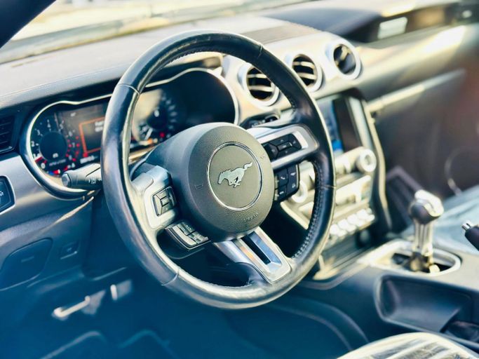 Подержанный Ford Mustang VI Рестайлинг, 2.3 л, 2022 в Шардже от Kandy Cars Черный цвет. Американская | AUTO.AE
