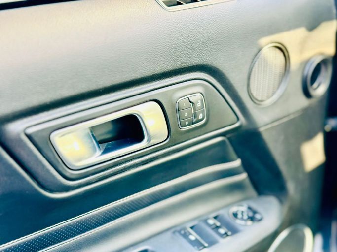 Подержанный Ford Mustang VI Рестайлинг, 2.3 л, 2022 в Шардже от Kandy Cars Черный цвет. Американская | AUTO.AE