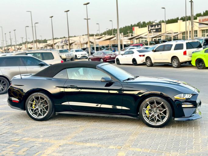 Подержанный Ford Mustang VI Рестайлинг, 2.3 л, 2022 в Шардже от Kandy Cars Черный цвет. Американская | AUTO.AE