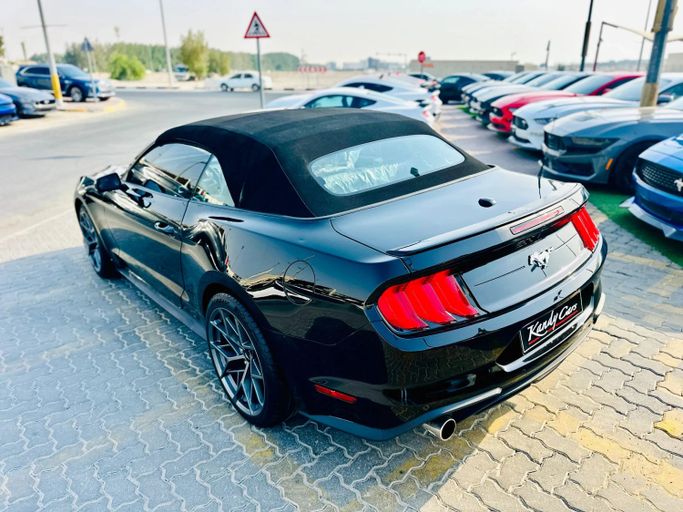 Подержанный Ford Mustang VI Рестайлинг, 2.3 л, 2022 в Шардже от Kandy Cars Черный цвет. Американская | AUTO.AE