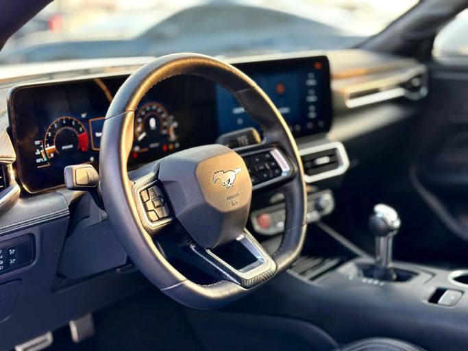 Подержанный Ford Mustang VII, 2.3 л, 2024 в Шардже от Kandy Cars Белый цвет. Американская | AUTO.AE
