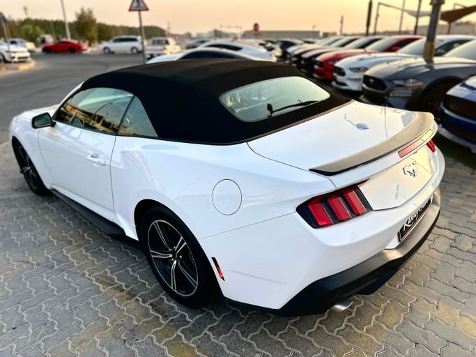 Подержанный Ford Mustang VII, 2.3 л, 2024 в Шардже от Kandy Cars Белый цвет. Американская | AUTO.AE