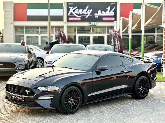 Подержанный Ford Mustang VI Рестайлинг, 2.3 л, 2022 в Шардже от Kandy Cars Черный цвет. Американская | AUTO.AE