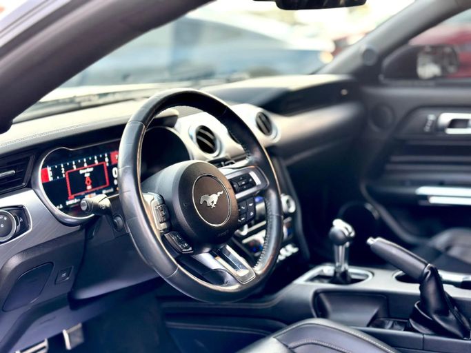 Подержанный Ford Mustang VI Рестайлинг, 2.3 л, 2022 в Шардже от Kandy Cars Черный цвет. Американская | AUTO.AE