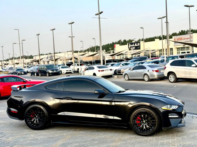 Подержанный Ford Mustang VI Рестайлинг, 2.3 л, 2022 в Шардже от Kandy Cars Черный цвет. Американская | AUTO.AE