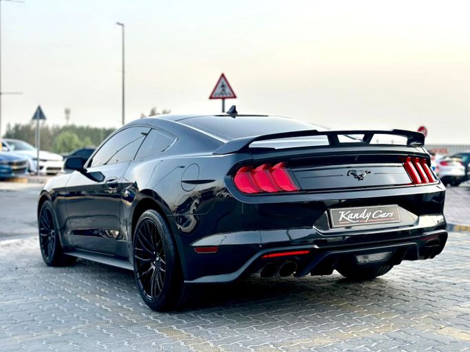 Подержанный Ford Mustang VI Рестайлинг, 2.3 л, 2022 в Шардже от Kandy Cars Черный цвет. Американская | AUTO.AE