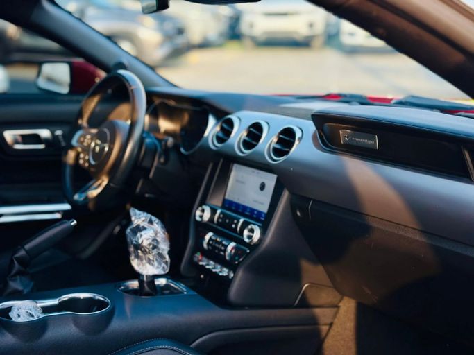 Подержанный Ford Mustang VI Рестайлинг, 2.3 л, 2021 в Шардже от Kandy Cars Красный цвет. Американская | AUTO.AE