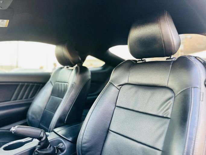 Подержанный Ford Mustang VI Рестайлинг, 2.3 л, 2021 в Шардже от Kandy Cars Красный цвет. Американская | AUTO.AE