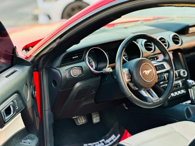 Подержанный Ford Mustang VI Рестайлинг, 2.3 л, 2022 в Шардже от Kandy Cars Красный цвет. Американская | AUTO.AE
