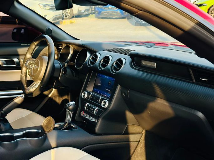 Подержанный Ford Mustang VI Рестайлинг, 2.3 л, 2022 в Шардже от Kandy Cars Красный цвет. Американская | AUTO.AE