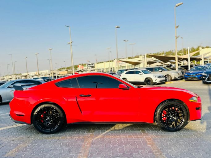 Подержанный Ford Mustang VI Рестайлинг, 2.3 л, 2022 в Шардже от Kandy Cars Красный цвет. Американская | AUTO.AE