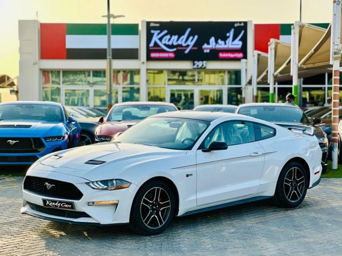 Подержанный Ford Mustang VI Рестайлинг, 2.3 л, 2020 в Шардже от Kandy Cars Белый цвет. Американская | AUTO.AE