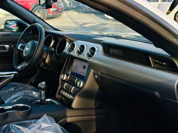 Подержанный Ford Mustang VI Рестайлинг, 2.3 л, 2020 в Шардже от Kandy Cars Белый цвет. Американская | AUTO.AE