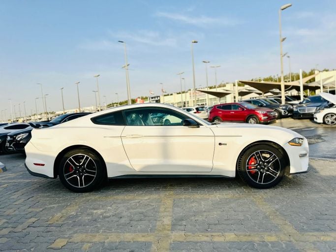 Подержанный Ford Mustang VI Рестайлинг, 2.3 л, 2020 в Шардже от Kandy Cars Белый цвет. Американская | AUTO.AE