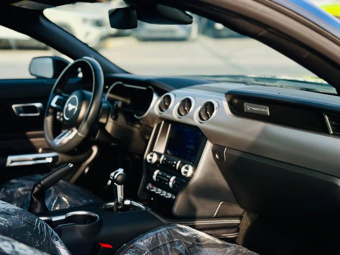 Подержанный Ford Mustang VI Рестайлинг, 2.3 л, 2023 в Шардже от Kandy Cars Синий цвет. Американская | AUTO.AE
