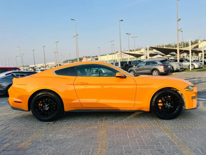 Подержанный Ford Mustang VI Рестайлинг, 2.3 л, 2019 в Шардже от Kandy Cars Оранжевый цвет. Американская | AUTO.AE