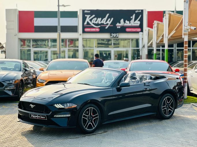 Подержанный Ford Mustang VI Рестайлинг, 2.3 л, 2023 в Шардже от Kandy Cars Черный цвет. Американская | AUTO.AE