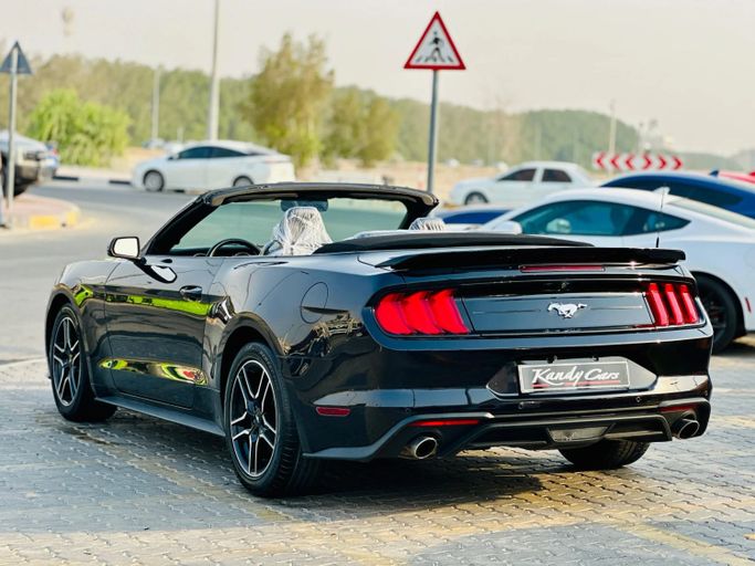 Подержанный Ford Mustang VI Рестайлинг, 2.3 л, 2023 в Шардже от Kandy Cars Черный цвет. Американская | AUTO.AE