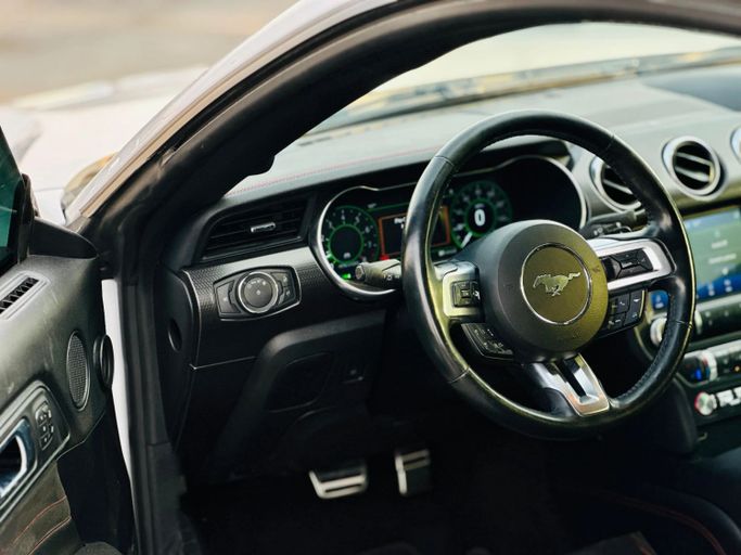 Подержанный Ford Mustang GT Performance VI Рестайлинг, 5.0 л, 2019 в Шардже от Kandy Cars Белый цвет. Американская | AUTO.AE