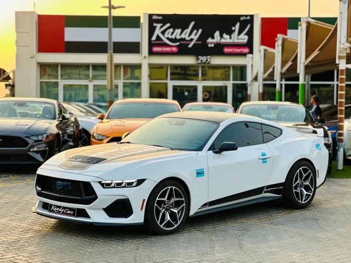 Подержанный Ford Mustang GT VII, 5.0 л, 2024 в Шардже от Kandy Cars Белый цвет. Американская | AUTO.AE