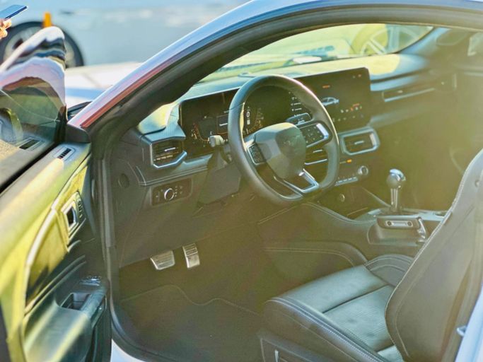 Подержанный Ford Mustang GT VII, 5.0 л, 2024 в Шардже от Kandy Cars Белый цвет. Американская | AUTO.AE