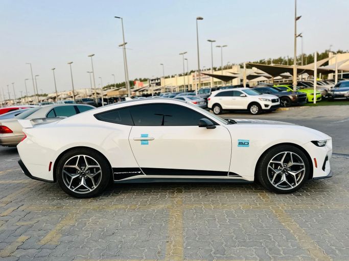 Подержанный Ford Mustang GT VII, 5.0 л, 2024 в Шардже от Kandy Cars Белый цвет. Американская | AUTO.AE