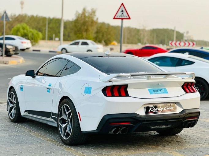 Подержанный Ford Mustang GT VII, 5.0 л, 2024 в Шардже от Kandy Cars Белый цвет. Американская | AUTO.AE