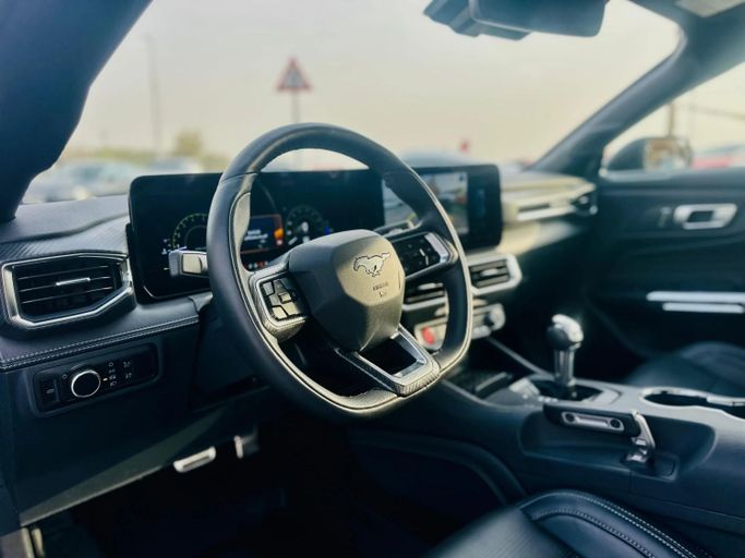 Подержанный Ford Mustang GT VII, 5.0 л, 2024 в Шардже от Kandy Cars Серый цвет. Американская | AUTO.AE