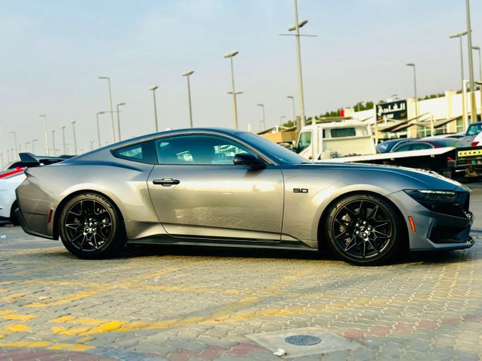 Подержанный Ford Mustang GT VII, 5.0 л, 2024 в Шардже от Kandy Cars Серый цвет. Американская | AUTO.AE