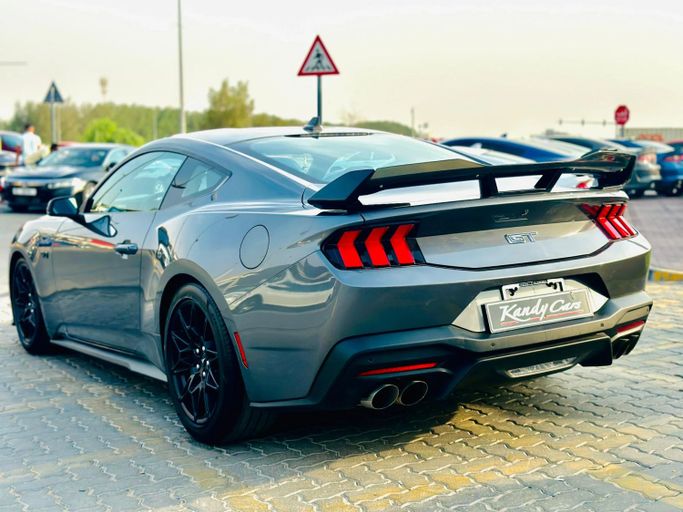 Подержанный Ford Mustang GT VII, 5.0 л, 2024 в Шардже от Kandy Cars Серый цвет. Американская | AUTO.AE