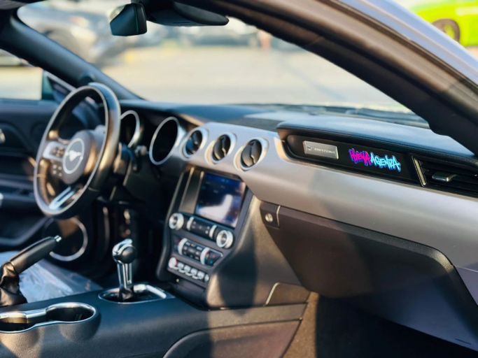 Подержанный Ford Mustang VI Рестайлинг, 2.3 л, 2021 в Шардже от Kandy Cars Серый цвет. Американская | AUTO.AE