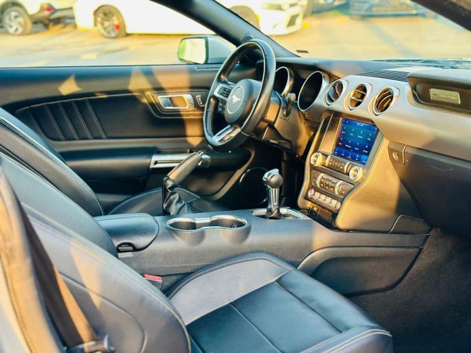 Подержанный Ford Mustang VI Рестайлинг, 2.3 л, 2022 в Шардже от Kandy Cars Серебристый цвет. Американская | AUTO.AE