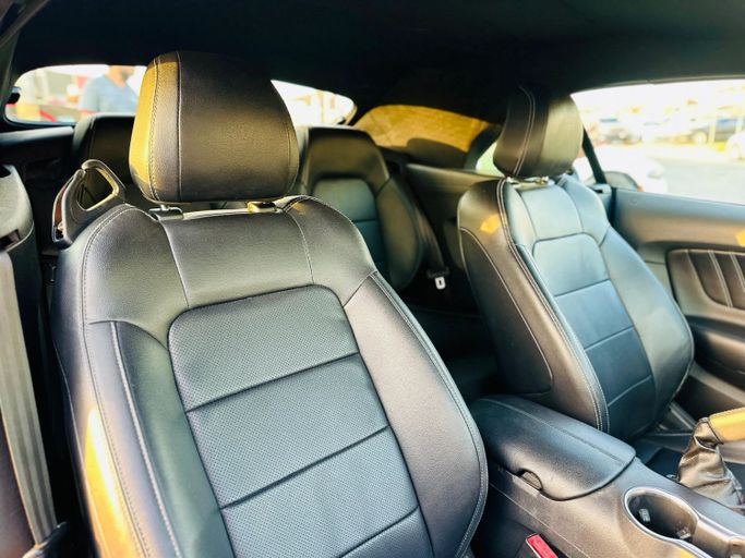 Подержанный Ford Mustang VI Рестайлинг, 2.3 л, 2022 в Шардже от Kandy Cars Серебристый цвет. Американская | AUTO.AE